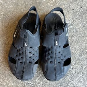 Black unisex Nike sandal